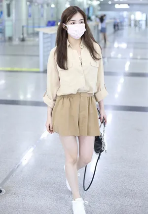 张含韵清纯甜美衬衫短裤嫩白美腿纤细机场照图片