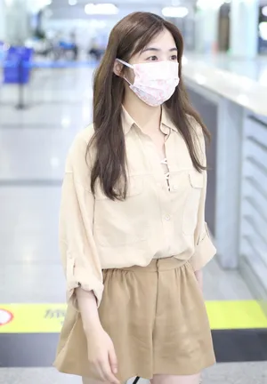 张含韵清纯甜美衬衫短裤嫩白美腿纤细机场照图片