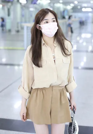 张含韵清纯甜美衬衫短裤嫩白美腿纤细机场照图片_2