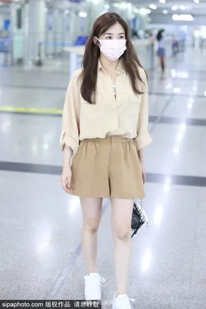 张含韵清纯甜美衬衫短裤嫩白美腿纤细机场照图片_3