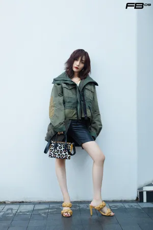 田原墨绿色拼接上衣性感写真图片_1