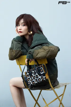 田原墨绿色拼接上衣性感写真图片_2