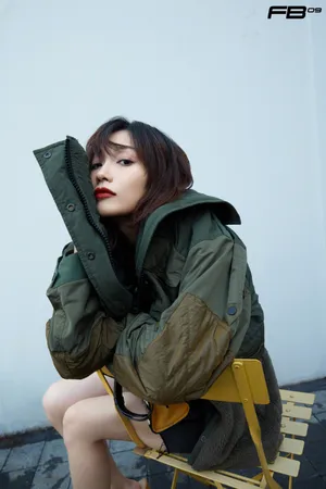 田原墨绿色拼接上衣性感写真图片_3