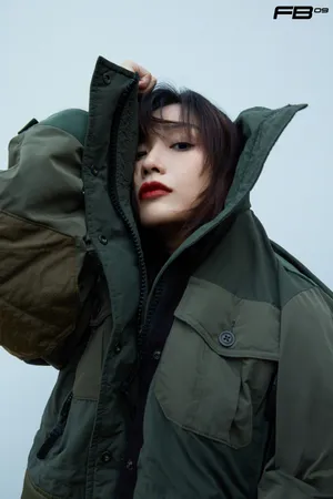 田原墨绿色拼接上衣性感写真图片_4