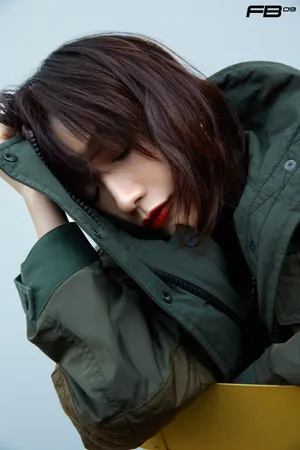 田原墨绿色拼接上衣性感写真图片_5