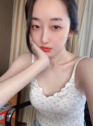 蒋梦婕吊带衫性感自拍照图片_1