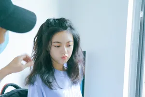 赵今麦俏丽甜美写真花絮图片_5