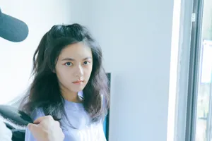 赵今麦俏丽甜美写真花絮图片_7