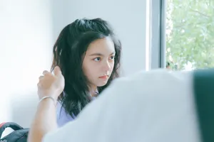 赵今麦俏丽甜美写真花絮图片_8