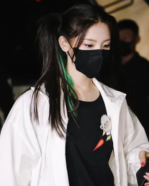 杨超越绿发双马尾街拍照图片