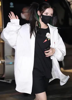 杨超越绿发双马尾街拍照图片