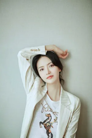 张芷溪白色西服优雅写真图片