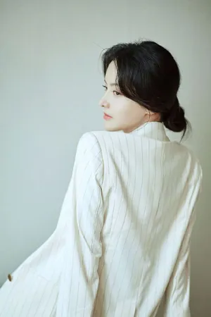 张芷溪白色西服优雅写真图片