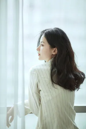 张芷溪白色西服优雅写真图片_2