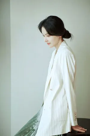 张芷溪白色西服优雅写真图片_3