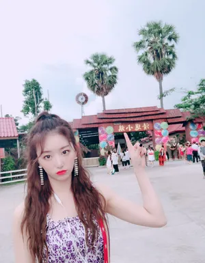 孔雪儿碎花连衣裙性感图片_1
