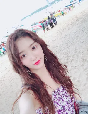 孔雪儿碎花连衣裙性感图片_2