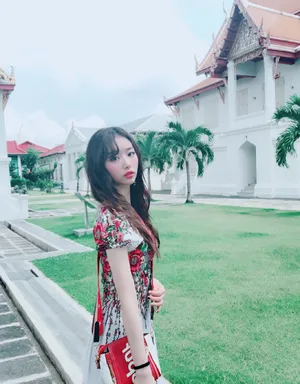 孔雪儿碎花连衣裙性感图片_3