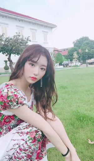 孔雪儿碎花连衣裙性感图片_4