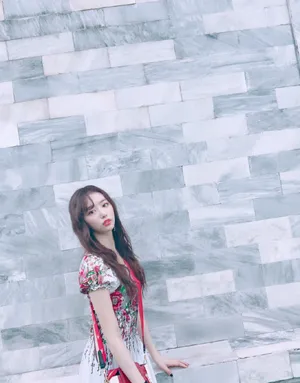 孔雪儿碎花连衣裙性感图片_5