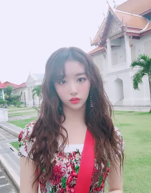 孔雪儿碎花连衣裙性感图片_6