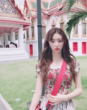 孔雪儿碎花连衣裙性感图片_7