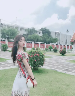 孔雪儿碎花连衣裙性感图片_8
