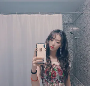 孔雪儿碎花连衣裙性感图片_9