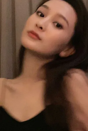 海铃黑色吊带性感写真图片_2