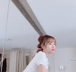 孔雪儿小露蛮腰甜美生活照图片_3