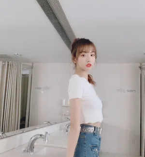 孔雪儿小露蛮腰甜美生活照图片_4