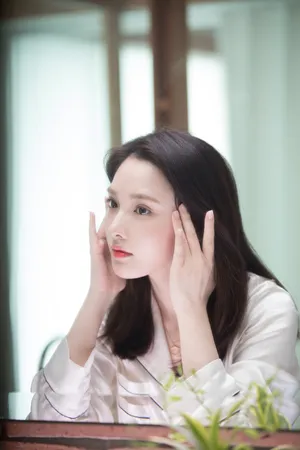 彭小苒丸子头清新甜美写真图片