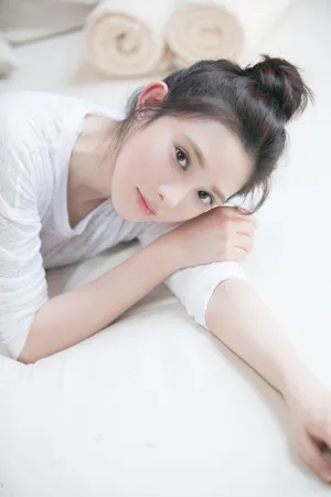 彭小苒丸子头清新甜美写真图片