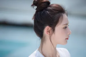 彭小苒丸子头清新甜美写真图片_3