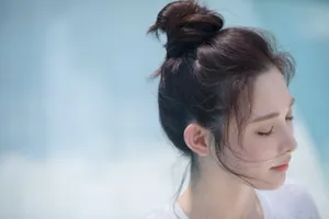 彭小苒丸子头清新甜美写真图片_4