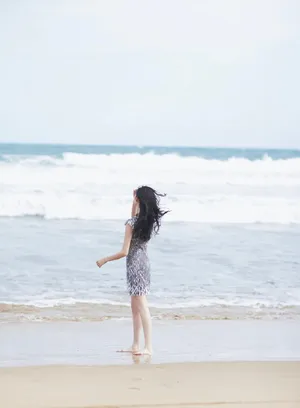 张艺凡海边性感写真图片