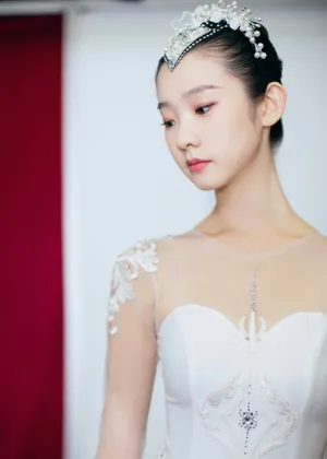 张艺凡白裙仙气唯美舞台照图片