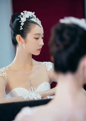 张艺凡白裙仙气唯美舞台照图片_4