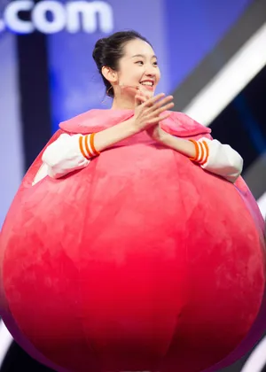 张艺凡白裙仙气唯美舞台照图片_5