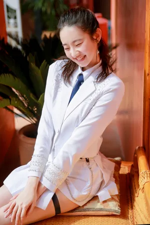 张艺凡纯白制服性感写真图片