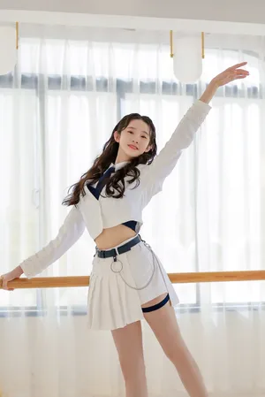 张艺凡纯白制服性感写真图片_2