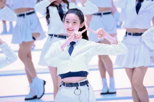 张艺凡纯白制服性感写真图片_4