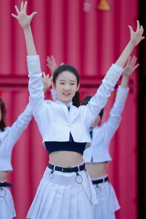 张艺凡纯白制服性感写真图片_5