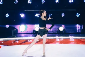 张艺凡优雅红裙舞台照图片_5