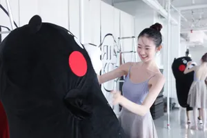 张艺凡露背裙性感写真图片