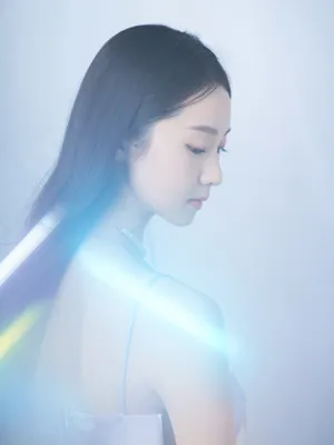 张艺凡紫裙灵动优雅写真图片