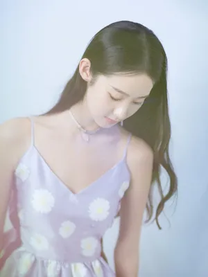 张艺凡紫裙灵动优雅写真图片_1