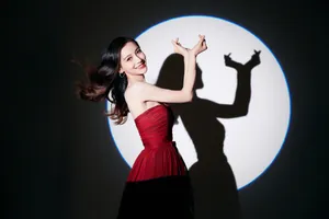 angelababy红裙卷发性感写真图片_4