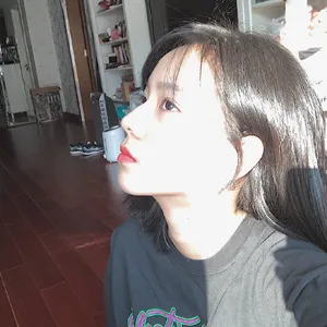 庄达菲短发红唇居家自拍照图片_2