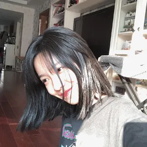 庄达菲短发红唇居家自拍照图片_3